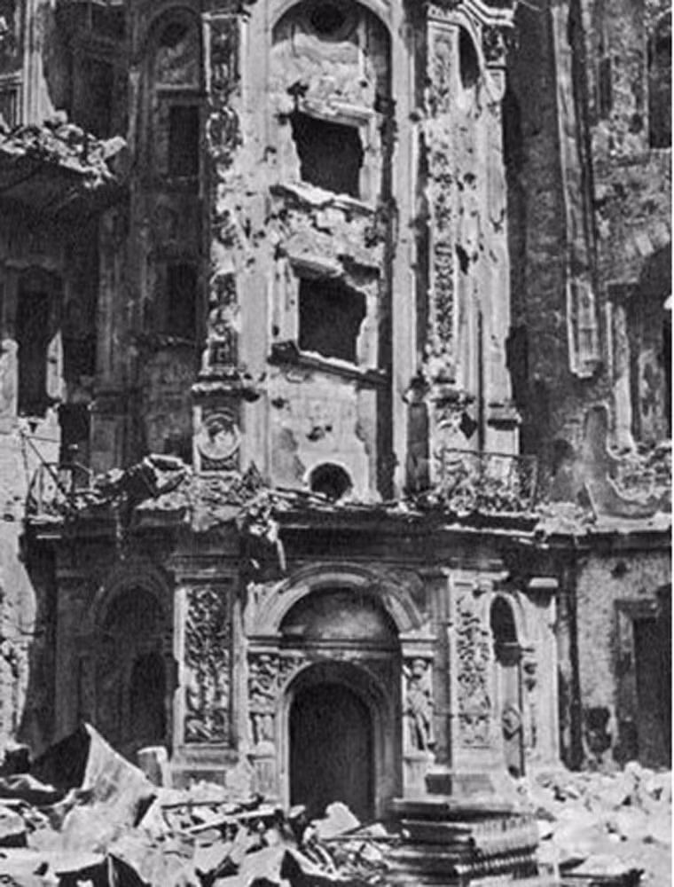 Nhưng sau cuộc ném bom của quân đội Mỹ - Anh, nơi đây biến thành đống đổ nát, hoang phế.