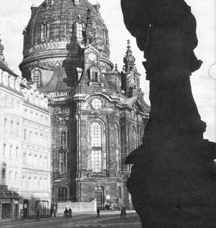 Nhà thờ Dresden Frauenkirche thanh bình trước chiến dịch ném bom của quân Mỹ - Anh nhằm vào trung tâm chỉ huy trọng yếu của phát xít Đức.