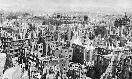 Sau chiến dịch ném bom đó, thành phố Dresden của phát xít Đức nhìn từ trên cao giống địa điểm chết chóc, hoang tàn.