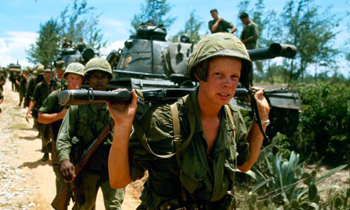 Lính Mỹ hành quân trong thời gian tham chiến tranh tại Việt Nam năm 1965.