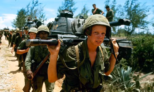 Lính Mỹ hành quân trong thời gian tham chiến tranh tại Việt Nam năm 1965.