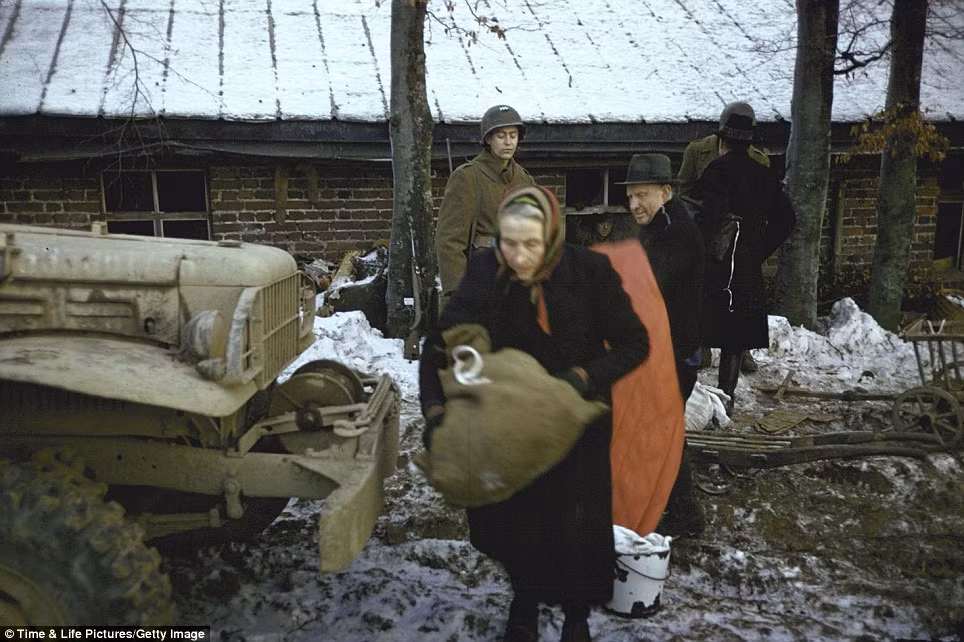 Lính Mỹ giúp người dân địa phương sơ tán khỏi vùng chiến sự.