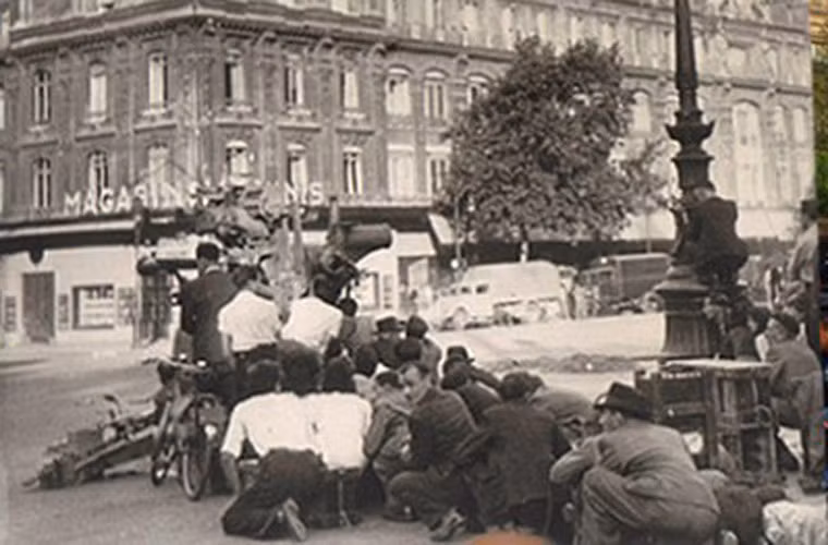 Người dân Paris tại quảng trường Place de la Republique.