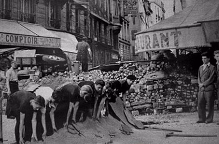 Đại lộ Saint-Michel nổi tiếng ở Paris được đào bới, xây dựng những năm 1940.