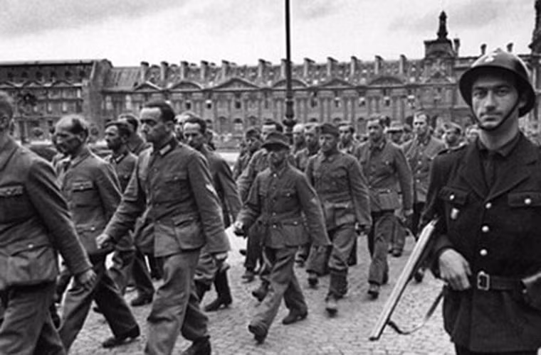 Binh sĩ di chuyển qua khu vực Bảo tàng Louvre - địa điểm du lịch hút hàng ngàn khách tham quan mỗi ngày hiện nay.