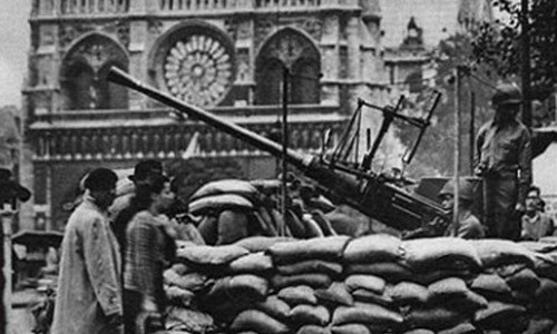 Một xạ thủ Đức đứng gác tại khu vực phía trước Nhà thờ Đức Bà Paris thời Chiến tranh thế giới 2, cụ thể là vào những năm 1940.