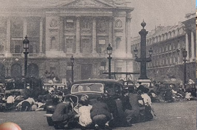 Người dân Paris hoảng loạn, tìm chỗ nấp an toàn khi xảy ra cháy ở khu vực Place de la Concorde. Quảng trường này là nơi đặt máy chém nổi tiếng trong Cách mạng Pháp.