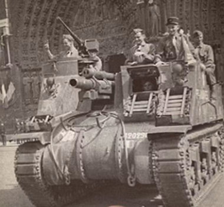 Xe tăng xuất hiện trên đường phố Paris những năm 1940.