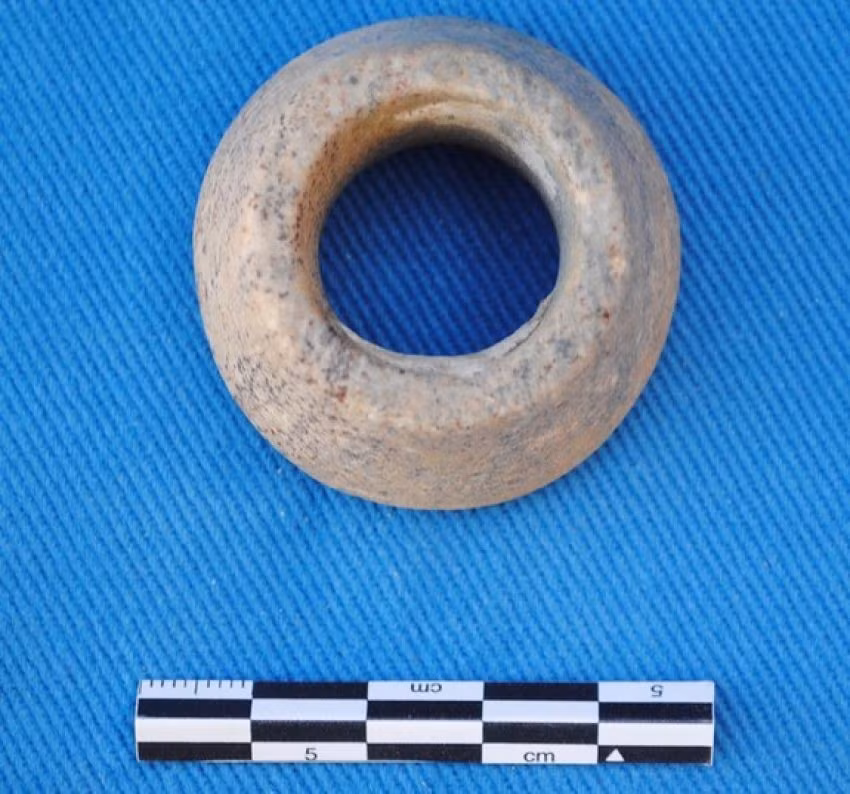 Nhẫn cung thủ. Bên cạnh đầu mũi tên, ngôi mộ còn có một chiếc nhẫn đá hay còn gọi là nhẫn cung thủ. Đây là một bằng chứng khác cho thấy nghề nghiệp của người quá cố là một cung thủ. Cung thủ thường đeo chiếc nhẫn này ở ngón tay cái để kéo dây cung, nhắm bắn mục tiêu. Nhiều thành viên hoàng tộc đã được chôn cất cùng với những chiếc nhẫn cung thủ. Điều này cho thấy vương quốc Kush rất chú trọng kỹ năng bắn cung tên.