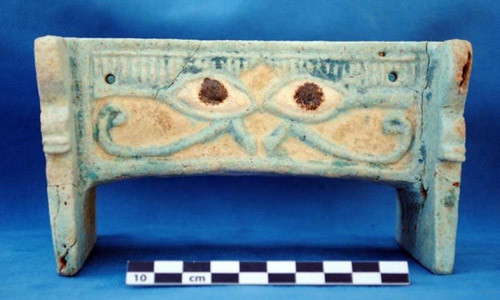 Hộp “mắt quỷ”. Đó là chiếc hộp gốm đặc biệt có màu xanh và vàng nhạt, được trang trí với hai viên đá lớn tượng trưng cho đôi mắt. Người Kush cổ đại tin rằng, chiếc hộp này bảo vệ họ khỏi quỷ dữ. Đây cũng là biểu tượng được nhắc tới trong truyền thuyết Ai Cập - “Đôi mắt của Horus”. Biểu tượng của người Ai Cập này thể hiện sự bảo vệ, quyền lực hoàng gia và sức khỏe phi thường.