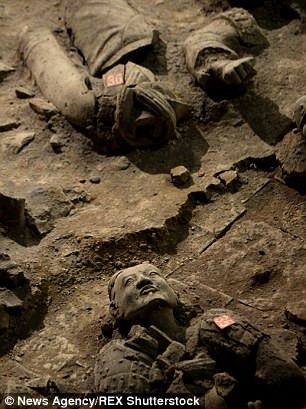 Trong số những hiện vật được phát hiện có một chiến binh đất nung được sơn mặt xanh với râu và tóc màu đen. Cho đến nay, giới nghiên cứu vẫn chưa tìm ra bí mật tại sao lại có những chiến binh được sơn màu - hoàn toàn khác biệt so với đội quân đất nung được mọi người biết đến.