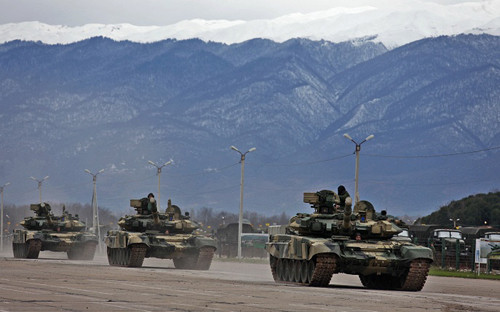 Xe tăng T-90 đồn trú tại căn cứ Gudauta.