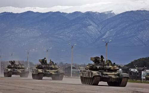 Xe tăng T-90 đồn trú tại căn cứ Gudauta.