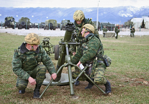Binh sĩ Nga tại trường bắn của căn cứ Gudauta, Abkhazia.