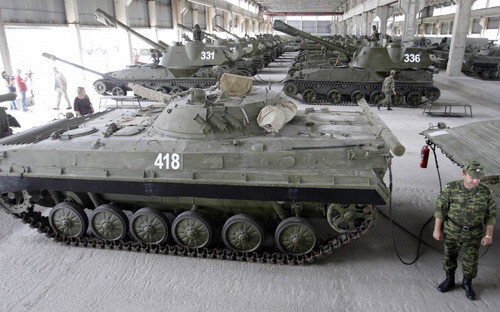 Sĩ quan Nga đứng bên xe thiết giáp ở căn cứ Tskhinvali.