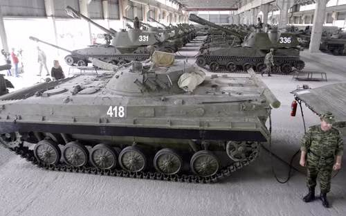 Sĩ quan Nga đứng bên xe thiết giáp ở căn cứ Tskhinvali.