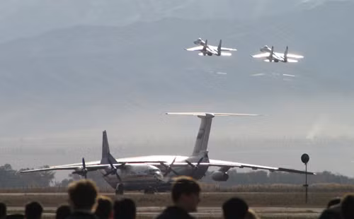  Căn cứ không quân của Nga ở Kant nằm cách thủ đô Bishkek của Kyrgyzstan 20km. Đây là bộ phận của lực lượng triển khai nhanh CSTO có mục đích bảo đảm an ninh lãnh thổ và không phận của các nước thuộc Tổ chức Hiệp ước An ninh Tập thể. Trong ảnh là chiếc Su-27 của Nga bay trên căn cứ không quân Kant.