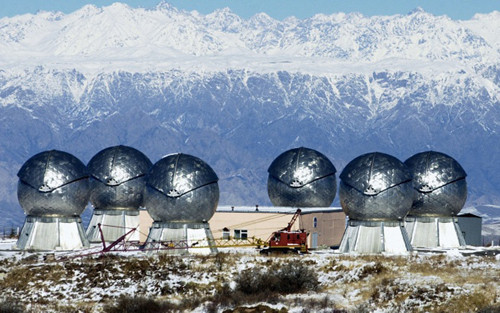 Trạm quan sát không gian Okno (nước Cộng hòa Tajikistan) bao gồm một số kính viễn vọng đặt trong mái vòm. Đây là một phần của Trung tâm Giám sát Vũ trụ, có khả năng phát hiện các vật thể ngoài không gian, như là vệ tinh và rác vũ trụ.