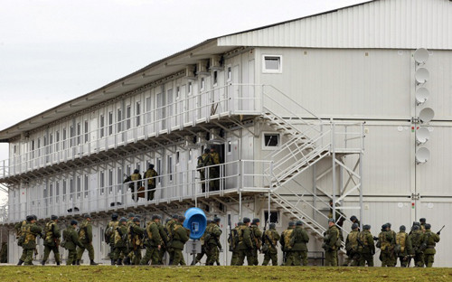Quân nhân bên ngoài trại lính tại căn cứ quân sự số 7 của Nga ở Gudauta, Abkhazia.