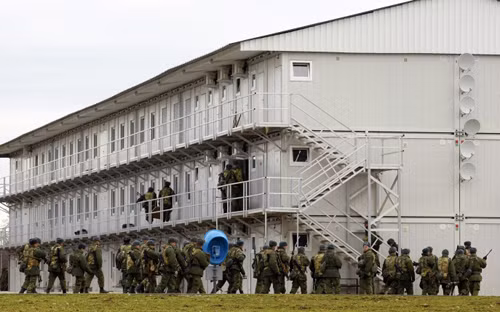 Quân nhân bên ngoài trại lính tại căn cứ quân sự số 7 của Nga ở Gudauta, Abkhazia.