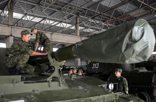 Căn cứ quân sự Nga ở Nam Ossetia. Trong ảnh, các binh sĩ đang làm việc trên chiếc xe tăng tại căn cứ Tskhinvali năm 2009.