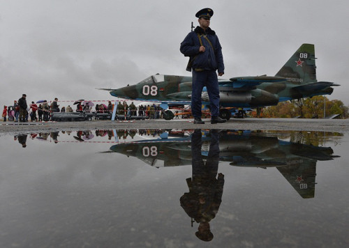 Lính gác tuần tra tại căn cứ không quân Kant của Nga, ở ngoại ô Bishlek của Kyrgyzstan. Hậu cảnh bức ảnh là một chiếc phản lực chiến đấu Su-25.