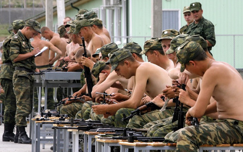 Binh sĩ Nga lau chùi vũ khí tại căn cứ Tskhinvali, Nam Ossetia.