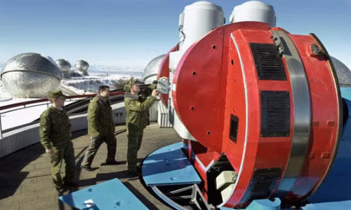 Quân nhân Nga đang chỉnh ống kính viễn vọng của trạm quan sát vũ trụ Okno (Cửa sổ). Khu phức hợp này nằm trên lãnh thổ Nurak, Tajikistan, ở độ cao 2.200m trên mực nước biển.