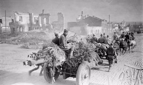 Quân đội Liên Xô di chuyển những khẩu pháo 122 mm trên đường khi giải phóng Belgorod năm 1943.