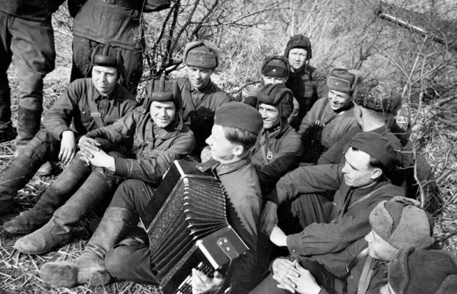 Nhóm lính xe tăng ngồi nghỉ ngơi và thư giãn với âm nhạc.