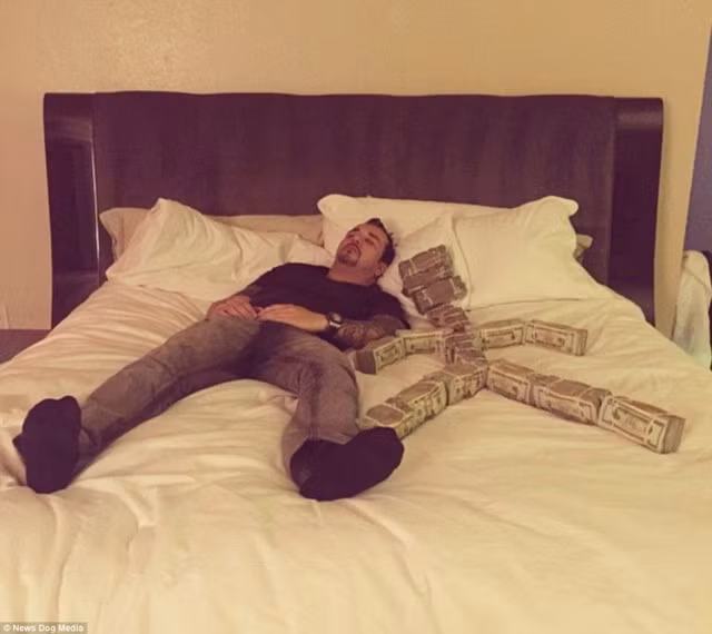 Vị tỷ phú được gọi là “vua tiền” mới nổi trên Instagram có tên là Tony Toutouni, 42 tuổi.