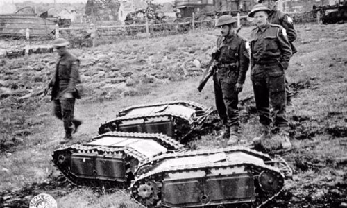 Vũ khí khủng khác của Đức hồi Chiến tranh thế giới 2 là "bọ xe tăng”. Đó là những cỗ máy bánh xích tí hon, hoạt động nhờ điều khiển thông qua dây cáp và có khả năng mang 100 kg thuốc nổ. Tuy nhiên, phương tiện chiến đấu này có khả năng di chuyển với vận tốc 10 km/h.