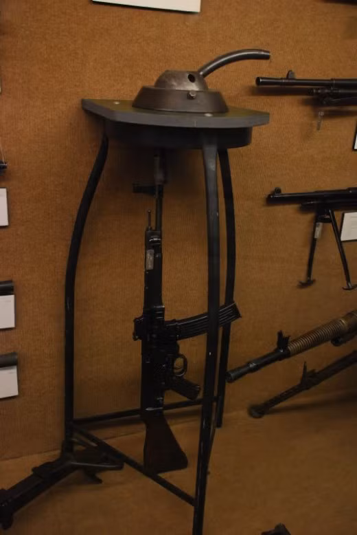 Hitler rất ấn tượng với khẩu súng này và đặt tên cho nó là Sturmgewehr 44 hay Storm (Assault) Rifle 44. Mặc dù sở hữu vũ khí có khả năng hoạt động tốt nhưng do STG 44 ra đời quá muộn nên không giúp phát xít Đức chiến thắng trên chiến trường.