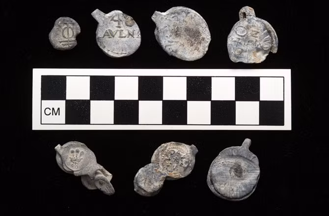 Những con dấu niêm phong hàng hóa được tìm thấy trên tàu.