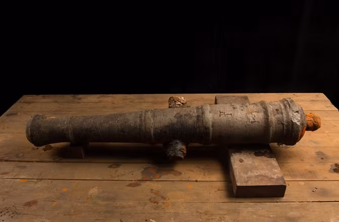 Các chuyên gia đã tình cờ phát hiện con tàu này khi tìm kiếm dấu vết năm tàu từng chở tay cướp biển khét tiếng thế kỷ 17 Henry Morgan. Trong là một khẩu súng trên tàu của cướp biển Morgan chìm xuống biển khi con tàu này bị mắc cạn.