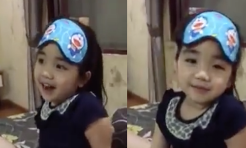 Ngo nghinh be gai dang yeu giuc bo lay vo xinh