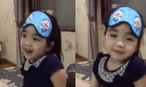 Ngo nghinh be gai dang yeu giuc bo lay vo xinh