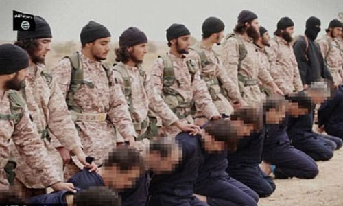 Hình ảnh ghi cảnh các phiến quân IS cắt đầu 22 binh sĩ Syria.