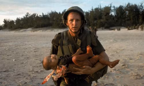 Lính thủy quân lục chiến Mỹ ôm một em nhỏ Việt Nam bị thương trong chiến tranh Việt Nam.