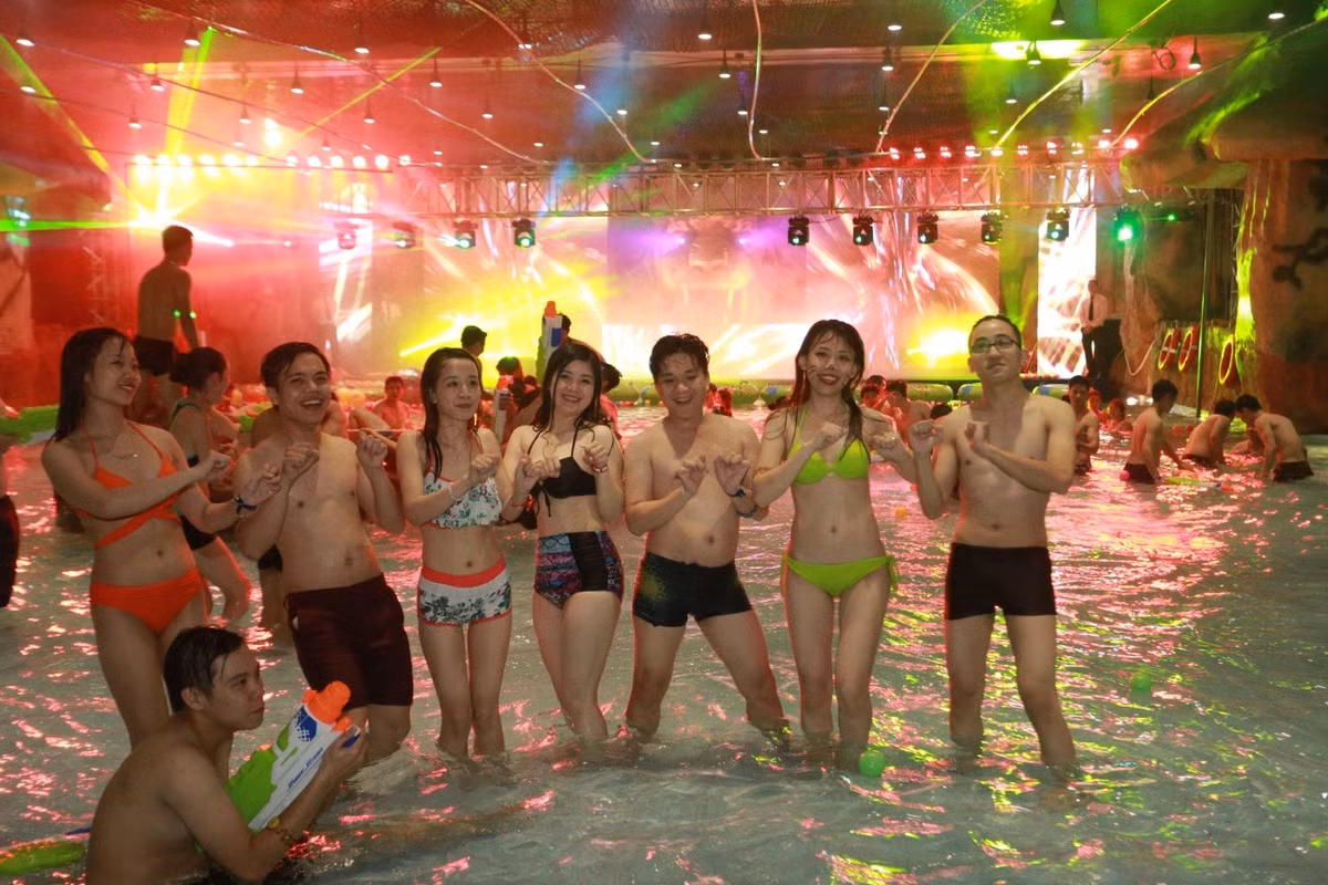 Ngoi sao The Remix 2015 “dai thuy chien” tai Vinpearlland Water Park