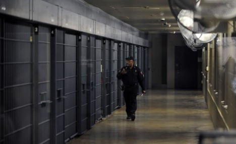 2. Đặc ân. Một số tử tù chờ thi hành án nằm ở lằn ranh giữa sự sống và cái chết được hưởng một số đặc ân như được sử dụng radio, đĩa CD, DVD hay thậm chí được phép nuôi mèo.