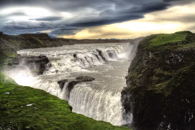 Thác Gullfoss ở Iceland gắn liền với truyền thuyết kể về mối tình của một chàng trai yêu một cô gái nhưng không thể đến với nhau vì bị thác nước này ngăn cách. Sau đó, chàng trai nhảy xuống dòng nước và cố gắng bơi về phía bên kia để đến bên người yêu nhưng không thành. Cô gái cũng quyết định nhảy xuống theo người yêu và kết quả là cả hai đều chết. Thêm vào đó, tên của thác Gullfoss còn có nghĩa là "Thác nước vàng".