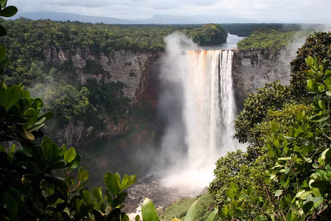Thác Kaieteur ở Guyana cao gấp 4 lần thác Niagara. Nằm trên dòng sông Potaro, trung tâm Guyana, thác Kaieteur được đặt tên dựa trên một truyền thuyết Ấn Độ. Theo đó, bếp trưởng Kai vì muốn cứu người thân đã chèo thuyền vượt qua dòng thác để tự hiến dâng mạng sống của mình cho thần Makonaima.