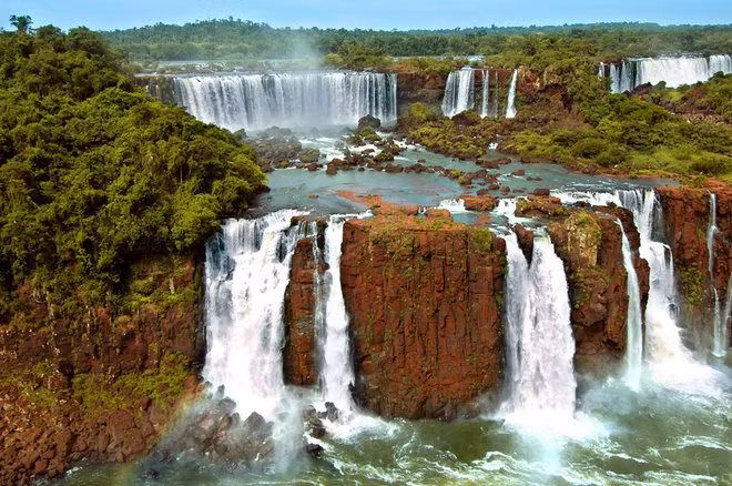 Thác Iguazu nằm ở Brazil và Argentina là một trong những thác nước lớn nhất trên thế giới. Tên của thác nước có nghĩa là “vùng nước lớn”.
