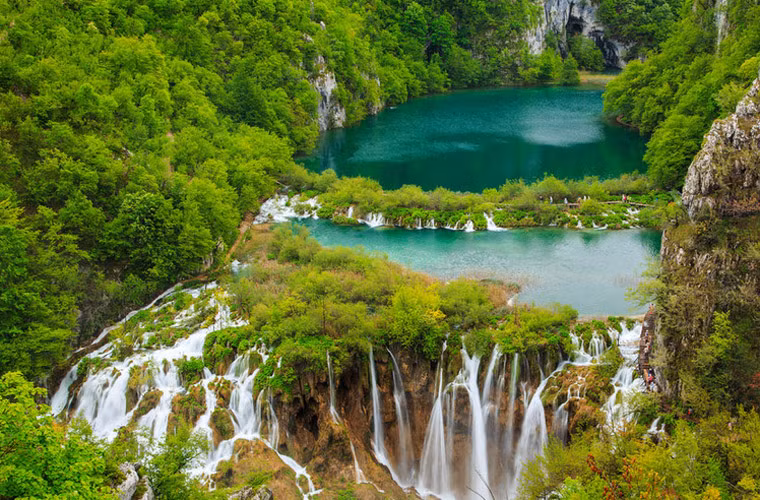 Thác Large nằm trong công viên quốc gia Plitvice ở phía Tây Nam Croatia. Vẻ đẹp ngoạn mục của thác nước này khiến du khách như cảm thấy đây là một tác phẩm nghệ thuật.