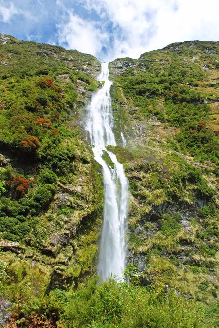 Thác Sutherland ở New Zealand được đặt tên theo diễn viên Ireland - Kiefer Sutherland và giống y hệt bức tranh của họa sĩ Bob Ross. Đây là một trong những thác nước có dòng chảy cao nhất thế giới với 580 m.