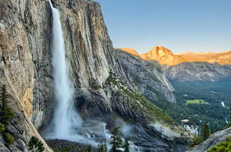 Thác Yosemite là thác nước cao nhất ở Bắc Mỹ, nằm ở thung lũng Yosemite, California, Mỹ.