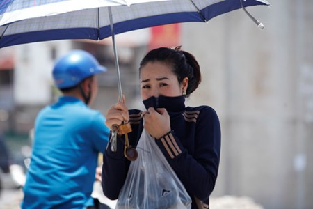 Hơi nóng khiến người đi bộ qua đường cũng mệt mỏi, khó chịu.