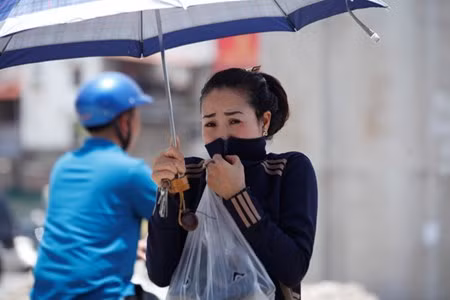 Hơi nóng khiến người đi bộ qua đường cũng mệt mỏi, khó chịu.
