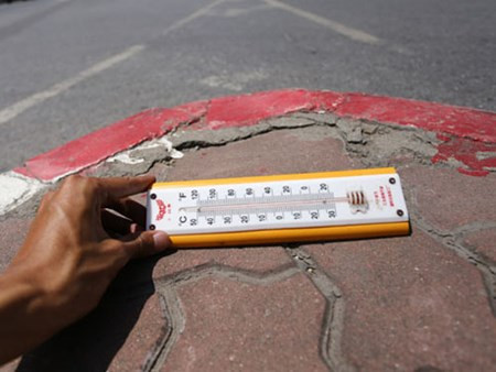 Nhiệt độ mặt đường xấp xỉ 50 độ C.